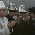 Как прекрасны люди в одеяниях своих предков! В этом году не только киргизы, но весь мир простился с великим писателем и мыслителем Чингисом Айтматовым (его похоронили близ Бишкека). А он предупреждал нас: в век глобализации как бы не стать «манкуртами», з